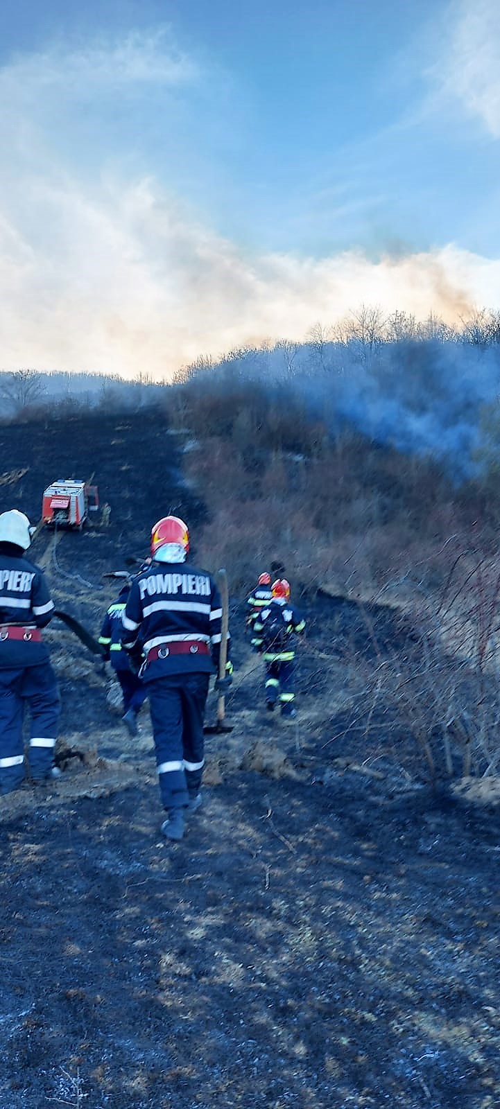 VIDEO Seară de foc pe dealul Dragomireștiului! Primarul Iacob a luptat cu flăcările, alături de consătenii săi!