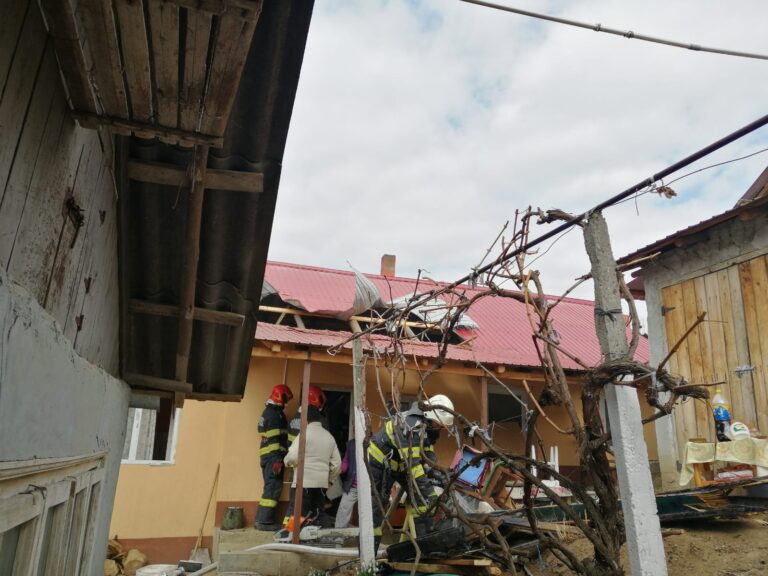 Tragedie la Alexandru Vlahuță! Un bărbat de 60 de ani a murit asfixiat în podul casei, încercând să stingă un incendiu!
