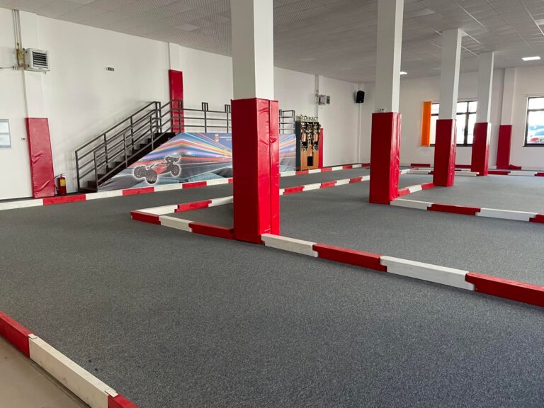 Aceasta este sala la care visează toți automodeliștii din România! Vasile Pavăl, edilul Vasluiului, a făcut fericiți sute de copii din oraș!