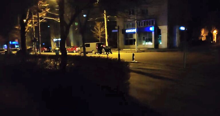 VIDEO O dubă ucraineană s-a blocat la semaforul din zona Digi Traian, noaptea trecută! A fost împinsă de colegii din alte două mașini de Ucraina!