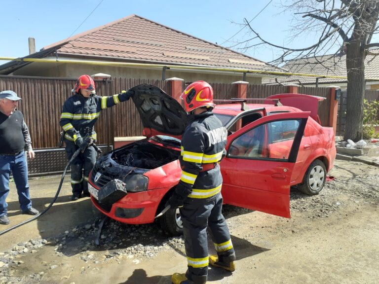 Un autoturism din Bârlad a luat foc din senin, pompierii intervin acum