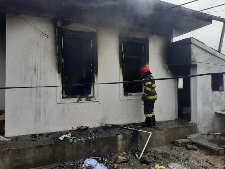 Incendiu VIOLENT la Bârlad, o femeie de 79 de ani a suferit un atac de panică