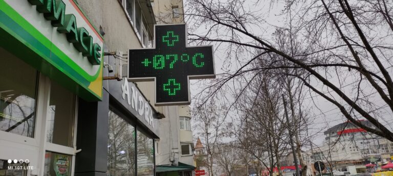 Ieri, umblam în tricouri, la Vaslui! Astăzi, cu geci de iarnă, sunt câteva grade cu plus!