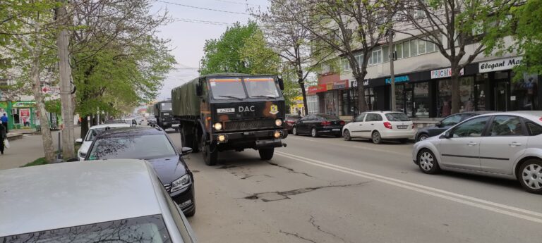 VIDEO, FOTO Două coloane militare au trecut în această dimineață pe strada Traian, din Vaslui