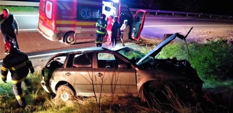 Accident GRAV pe drumul național 24! Un ieșean a zburat cu mașina în șanț și a fugit de la locul faptei, pasager blocat!