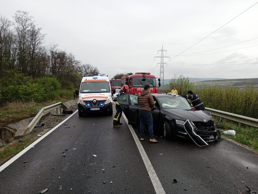 Statistical Vagrant refuse Accident FOARTE GRAV produs pe drumul interjudețean Vaslui-Iași, la Rateșu  Cuzei! Două victime, șase pasageri în cele două mașini! -