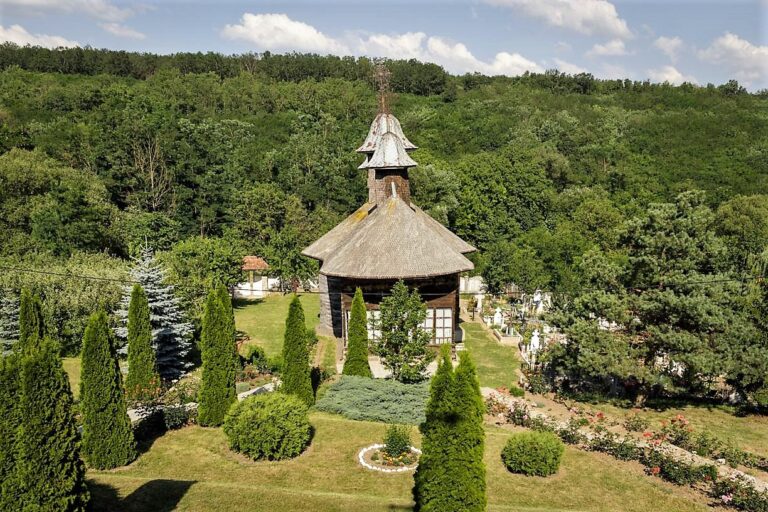 Ce reușită pentru PreaSfințitul Părinte Ignatie, Episcopul Hușilor! Biserică de lemn, unică în Moldova, reabilitată prin PNRR!