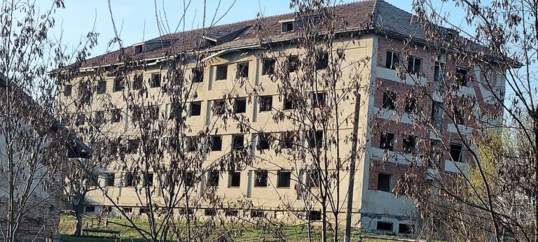 Blocul-fantomă de la intrarea în Negrești va fi reabilitat, cu fonduri guvernamentale