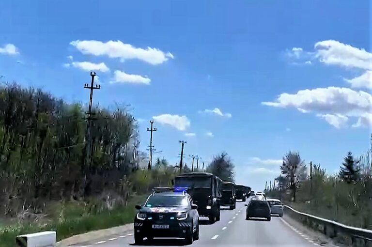 VIDEO De trei zile, coloane de camioane militare tranzitează Vasluiul! ”Ne pregătim de război?”, se întreabă vasluienii, intrigați