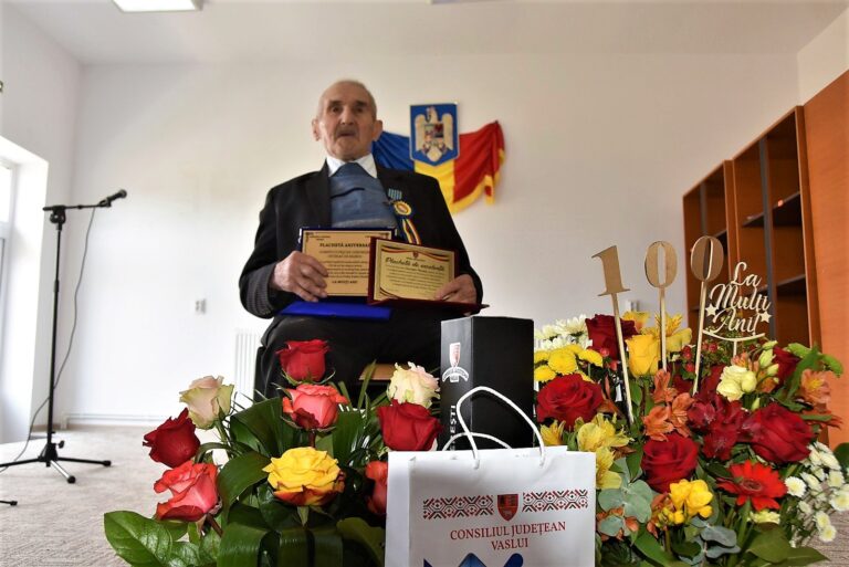 Sărbătoare la Deleni, localnicii l-au aniversat pe singurul veteran de război rămas în viață! A împlinit 100 de ani!