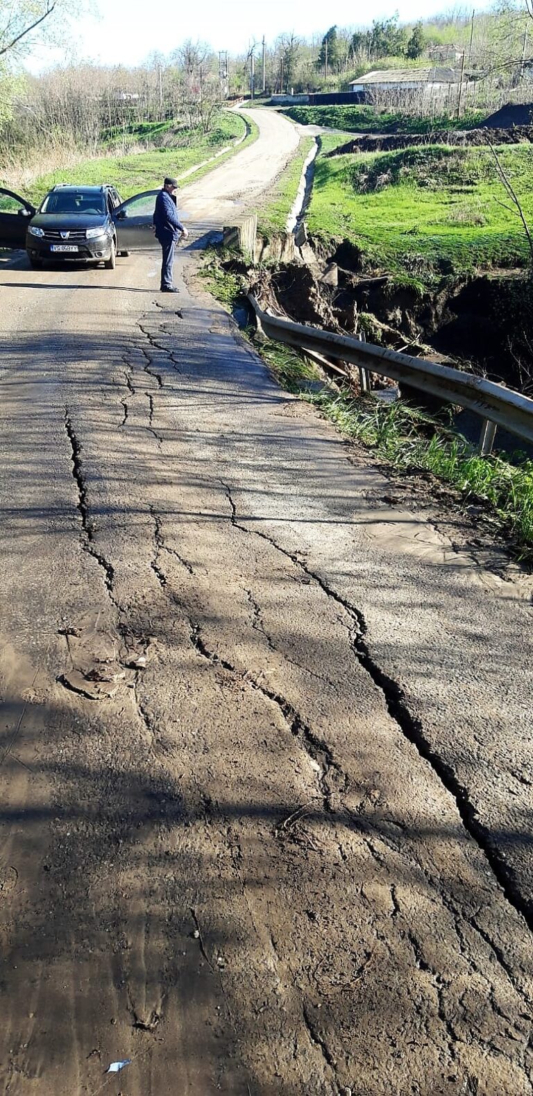 GALERIE FOTO La Vutcani, șuvoaiele de apă au distrus un baraj și majoritatea drumurilor sătești! A fost urgia lui Dumnezeu, timp de aproape o oră! Imagini ȘOCANTE!