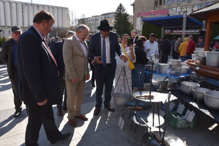FOTOREPORTAJ Cum au petrecut șefii județului de Ziua Internațională a Romilor!