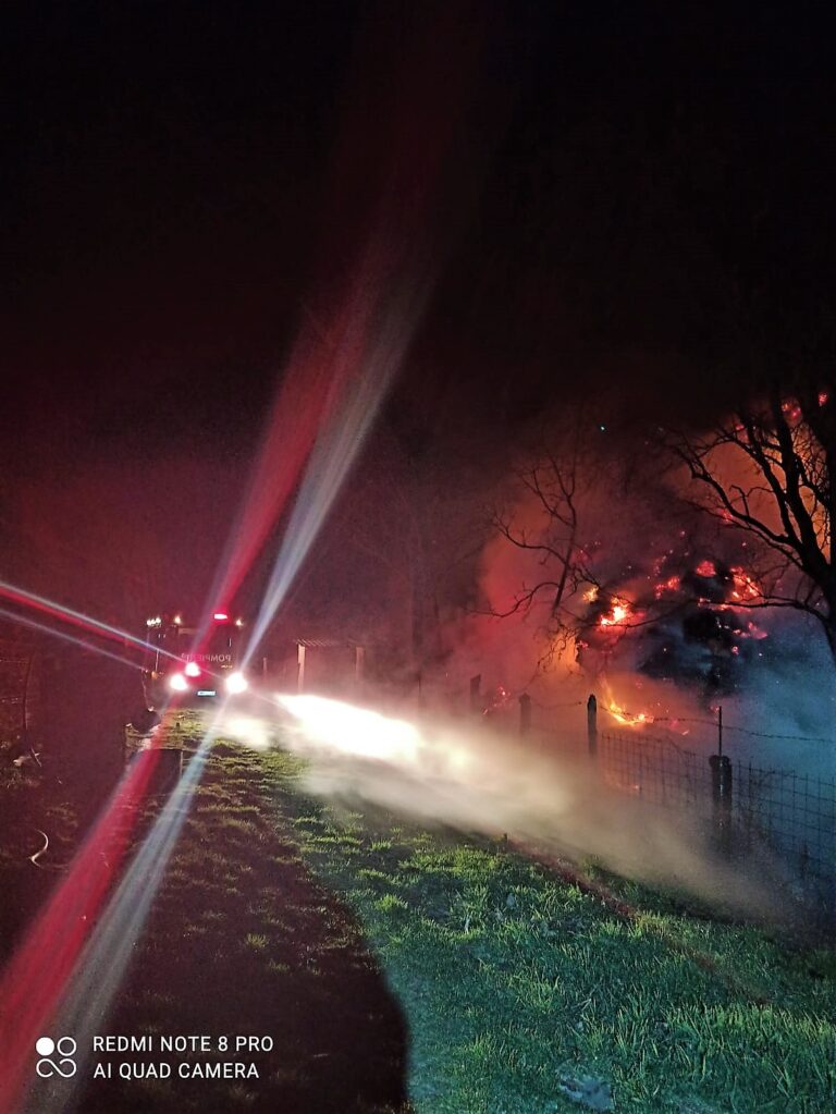 INCENDIU violent în apropiere de Huși! Au ars zeci de tone de baloți cu fân!