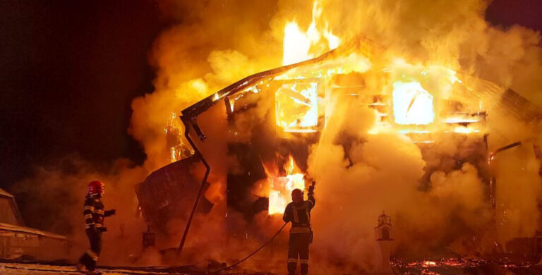 Tragedie cu trei copii, în comuna Tăcuta, după un incendiu devastator! O fetiță de trei ani a murit în brațele medicilor!
