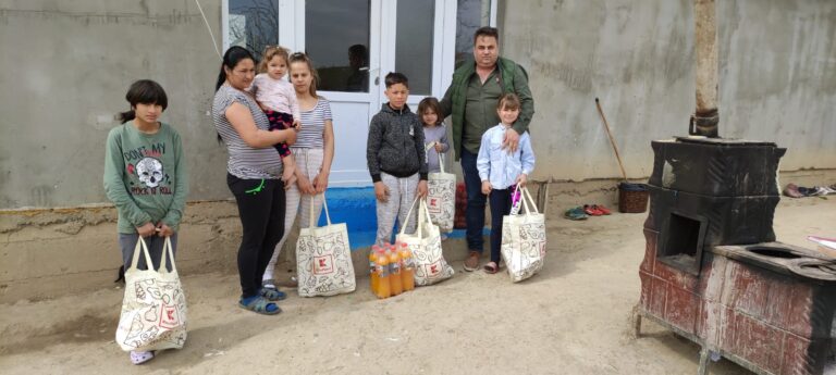 VIDEO Povestea EMOȚIONANTĂ a unei familii din Rafaila, salvată de un OM cu suflet mare! La acești copii, a venit Iepurașul de Paște!