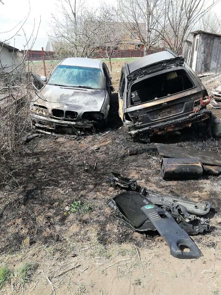 DRAMATIC! Două mașini s-au făcut scrum, după o imprudență a unui locuitor din Negrești! A dat foc la vegetație și a distrus totul!