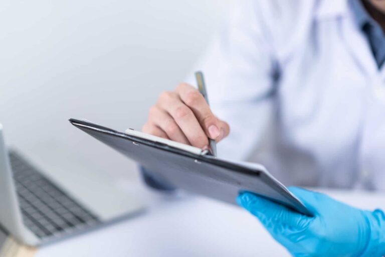 Medicii și psihologii vor putea lucra în continuare online cu pacienții, a decis Guvernul României