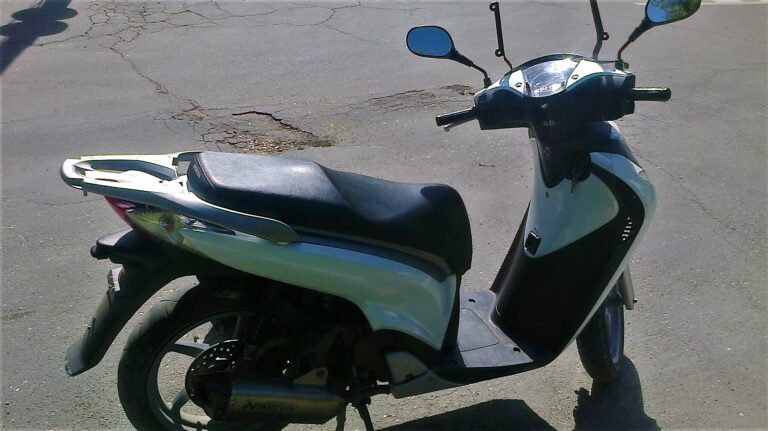 Șofer beat, prins în timp ce conducea un moped pe drumul național! Bețivanul nu avea nici permis!