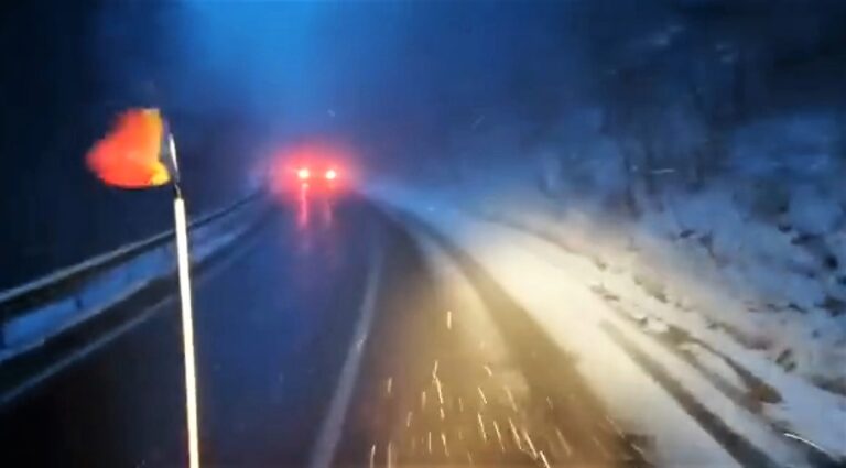Plecați la drum în România, de Florii? Ninge ABUNDENT pe mai multe drumuri naționale, nu plecați fără cauciucuri de iarnă!