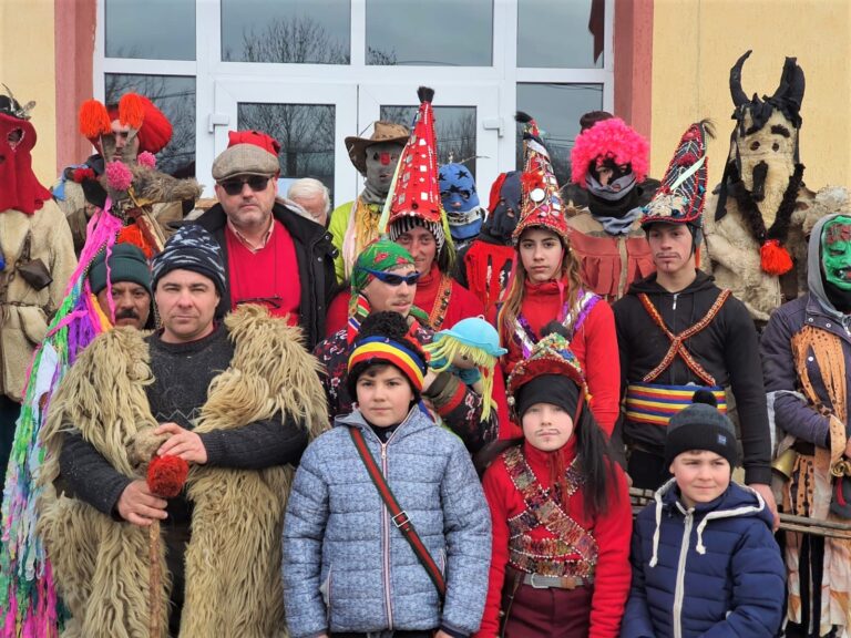 Peste 800 de romi din comuna Gârceni, ajutați de Uniunea Europeană! Meritul este al primarului Sorin Scutelnicu și al echipei de la primărie!