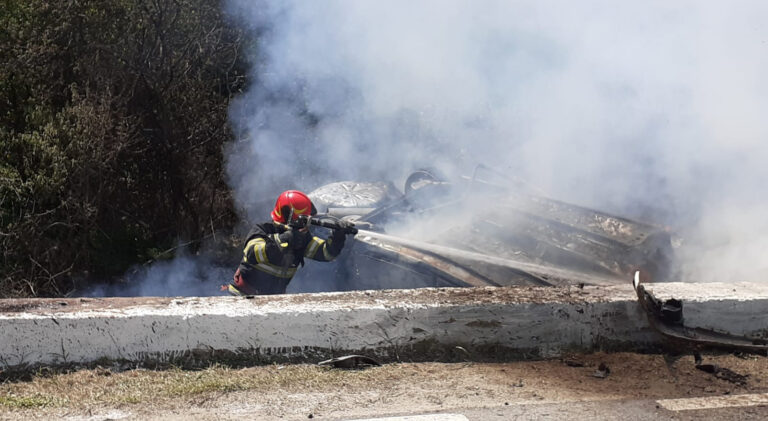 Intervenție incendiu autoturism în localitatea Popeni, comuna Zorleni