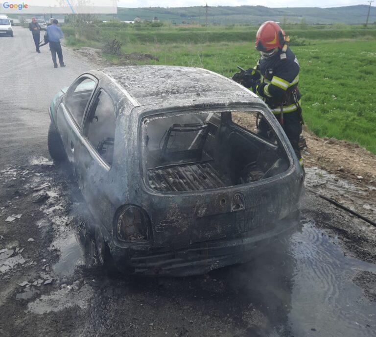 Un autoturism a luat foc din senin, la Muntenii de Jos! Mașina, distrusă complet!