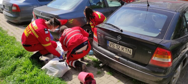 FOTO, VIDEO Salvatorii vasluieni au intervenit de urgență, ACUM, în cazul unui bătrân care a căzut și s-a rănit grav la cap