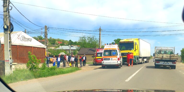 Accident GRAV la Văleni, o căruță a fost lovită de un TIR!