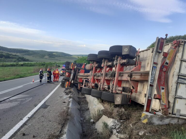 ULTIMA ORĂ Accident pe Drumul European 581! Un TIR de Ucraina s-a răsturnat, pericol de explozie!