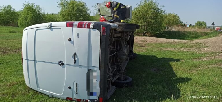 Accident de la Bădeana, pe DE 581! Un autoturism și o autoutilitară s-au ciocnit, la ieșirea dintr-o parcare! Trei victime!