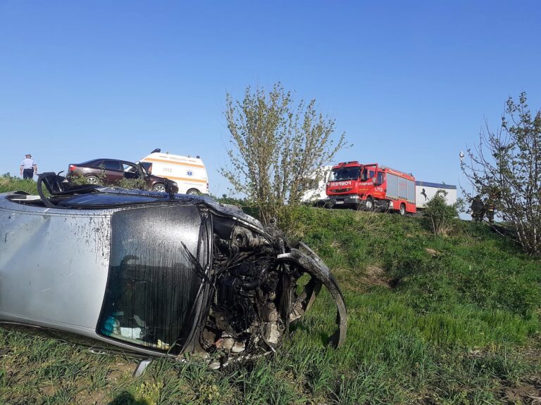 Trei copii, alături de mama lor, au văzut MOARTEA cu ochii! Accident grav, produs într-o curbă, la Valea Grecului!