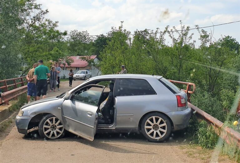 Un BEZMETIC, la volanul unui Audi, a lovit în plin o bicicletă, pe care se aflau două fetițe! Copilele sunt în stare gravă, la Spitalul Bârlad!