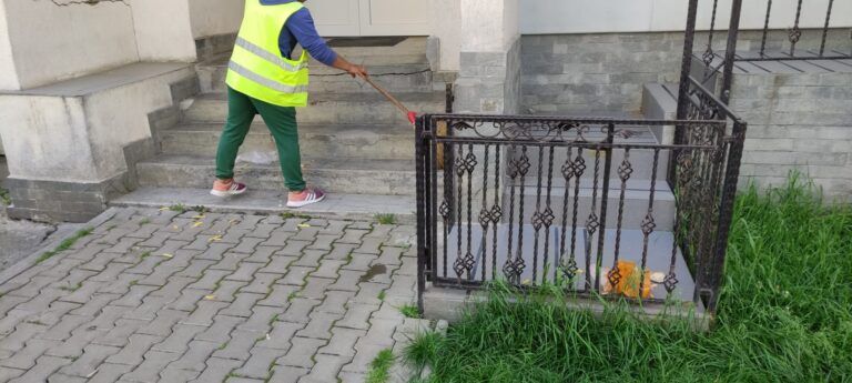 Mai mulți minori din zona Traian au mâncat la o scară de bloc! Iată ce a rămas din urma lor!
