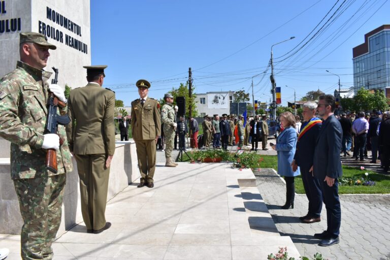 Primarul Bârladului, onor la Monumentul Eroilor Neamului! S-au sacrificat pentru o Românie puternică, independentă, europeană!