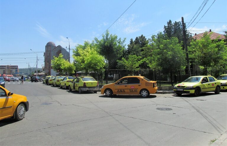 Taximetriști-pirați din Bârlad, depistați de Poliția Rutieră! Șmecherii nu aveau autorizații taxi, dar luau bani de la bârlădeni!
