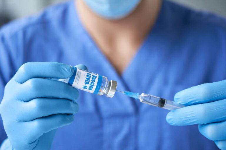Aîi cumpărat un certificat de vaccinare fals? Percheziții în această dimineață, 8.000 de persoane din toată țara sunt vizate!