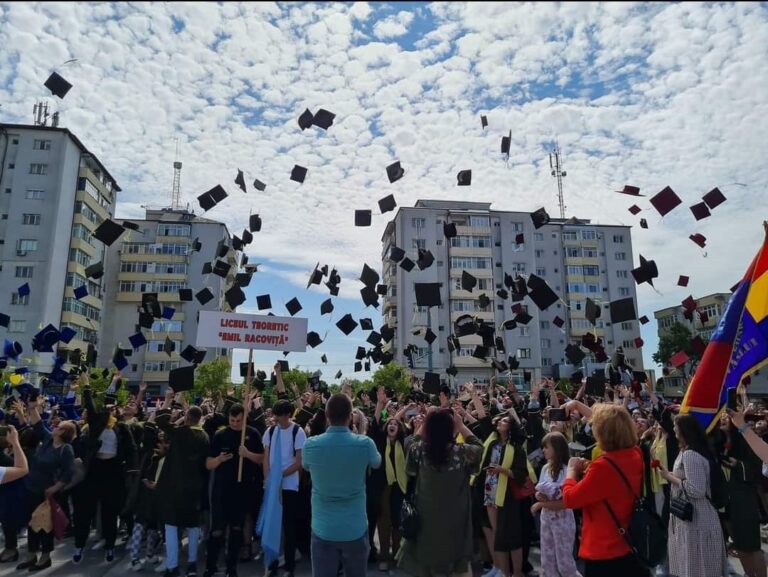 VIDEO Ieri, 1.125 de tineri vasluieni au spus ”Adio” vieții de liceu! Urmează anii frumoși de facultate, vin alte provocări!