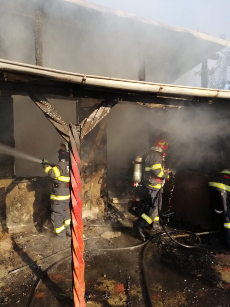 Magazin ars din temelii, la Vetrișoara! Incendiu violent, oamenii din sat au sărit să stingă flăcările!