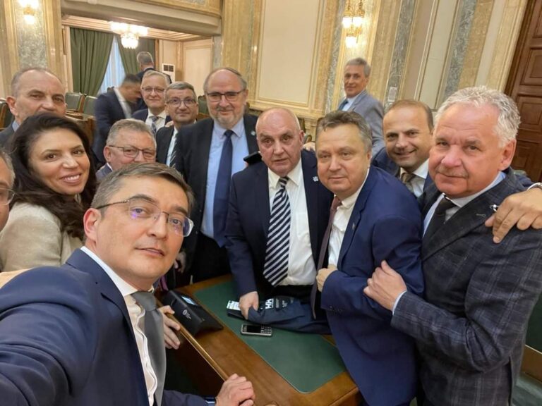 Astăzi, este ziua unui parlamentar bârlădean cunoscut și apreciat! La Mulți Ani, domnule senator Iulian Bîca!
