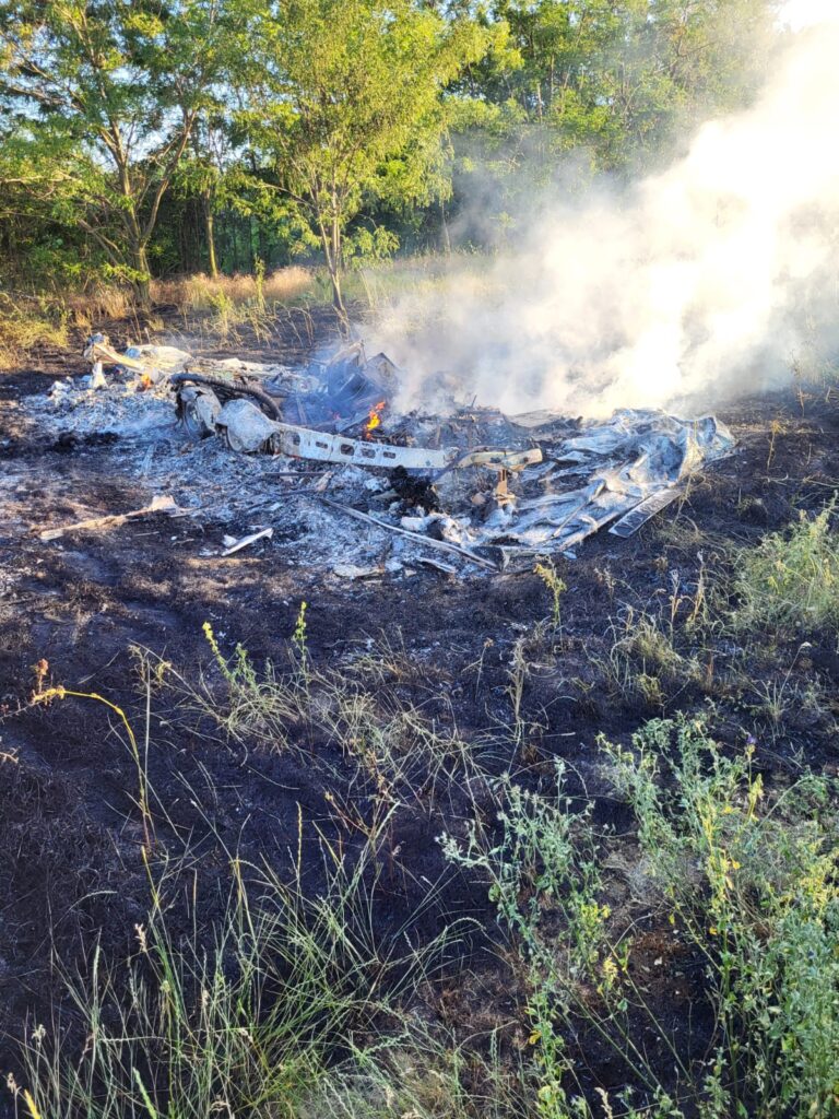 O rulotă s-a făcut scrum în comuna Costești! Proprietarul rulotei a dat foc la vegetație!