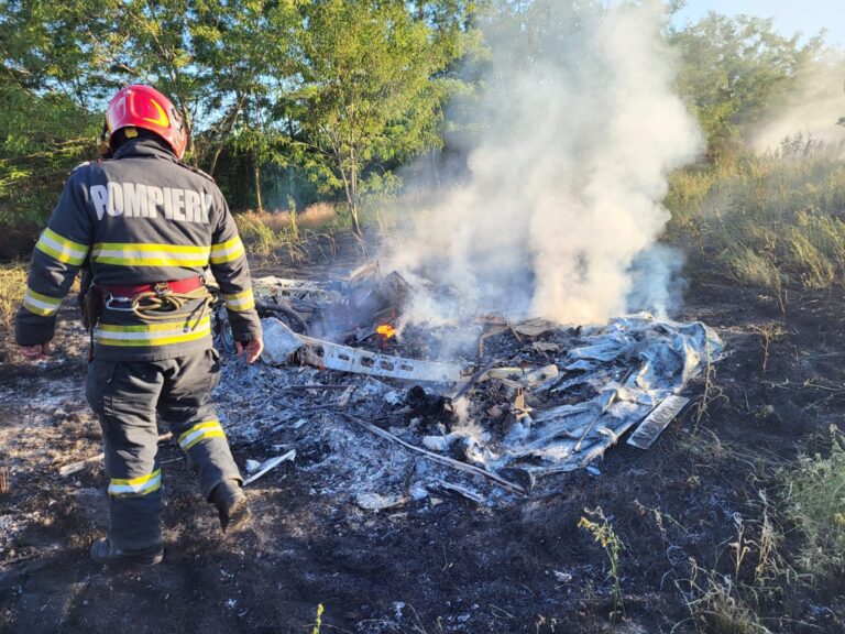 Incendiu de proporții, la Vulturești! Mai multe case, în pericol!