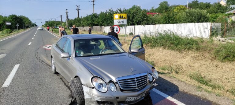 Un șofer din R.Moldova a băgat în sperieți satul Sârbi, de pe DE 581! Accident spectaculos!