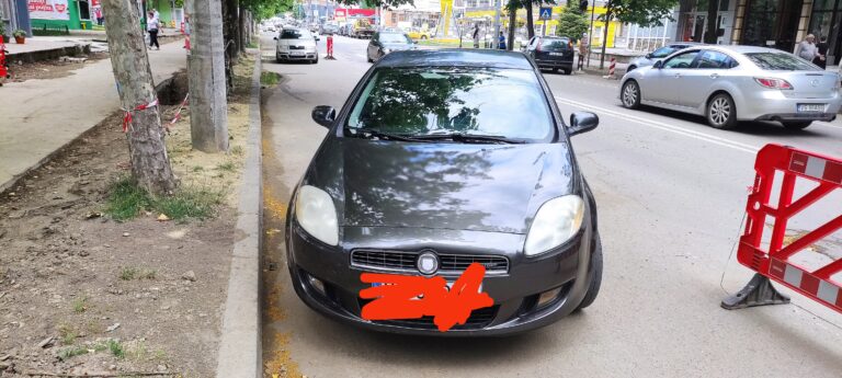 POZA ZILEI Ca la Vaslui: mașini parcate pe zona pietonala, pietonii, prin tranșee! Chiar nu vede nimeni?