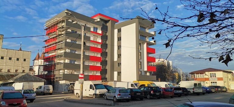 Panică la blocul din zona Pieții Traian! Pompierii militari au intrat pe balcon, după un apel 112!