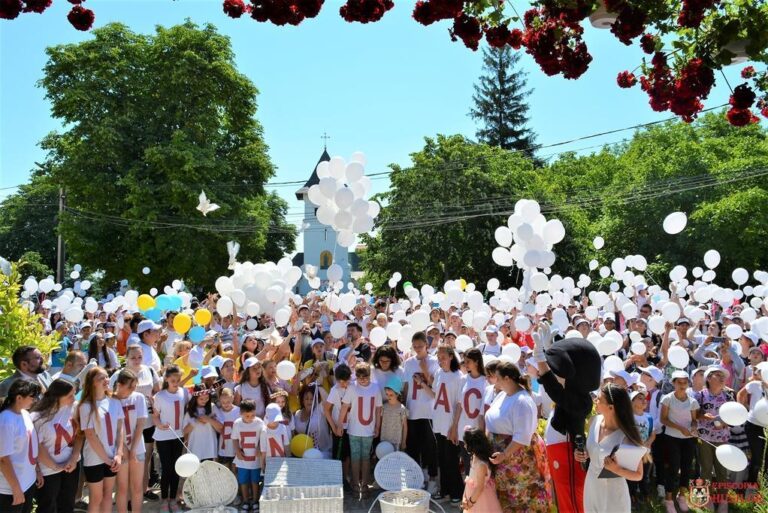 1500 de copii din tot județul Vaslui au fost oaspeții PreaSfințitului Părinte Ignatie, Episcopul Hușilor! Mesaje pentru pace în Ucraina!