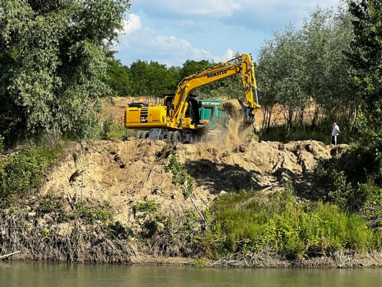 Forfotă la Prut, se construiește primul pod de pontoane între Bumbăta și Leova! Sute de camioane ucrainene vor trece pe aici!