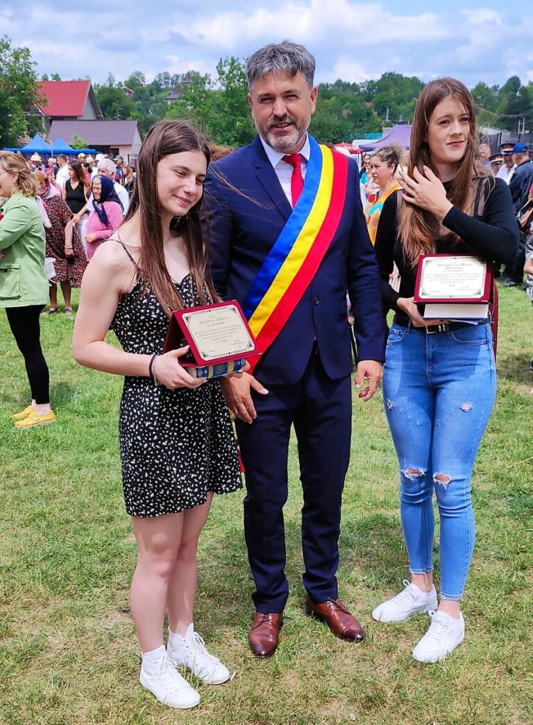 VIDEO Cele două șefe de promoție din comuna Bălteni, aplaudate la scenă deschisă de toți sătenii! Felicitări, fetelor, succes pe drumul ales în viață!