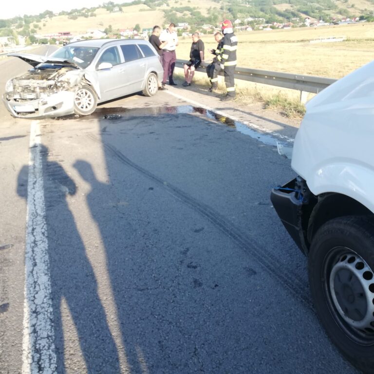 Accident între Văleni și Solești! Un autoturism s-a ciocnit cu o autoutilitară, o persoană are nevoie de îngrijiri medicale!