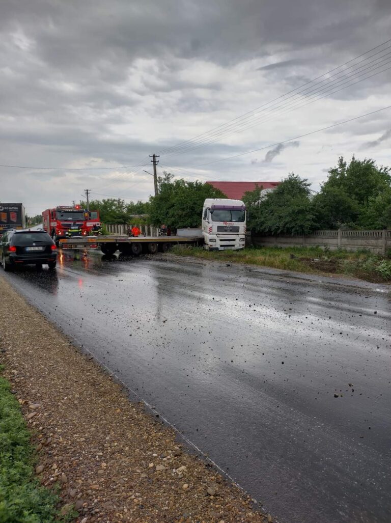 Un autocamion cu platformă a intrat în gardul unei case, la Bădeana, pe DE 581! Nu au fost victime!