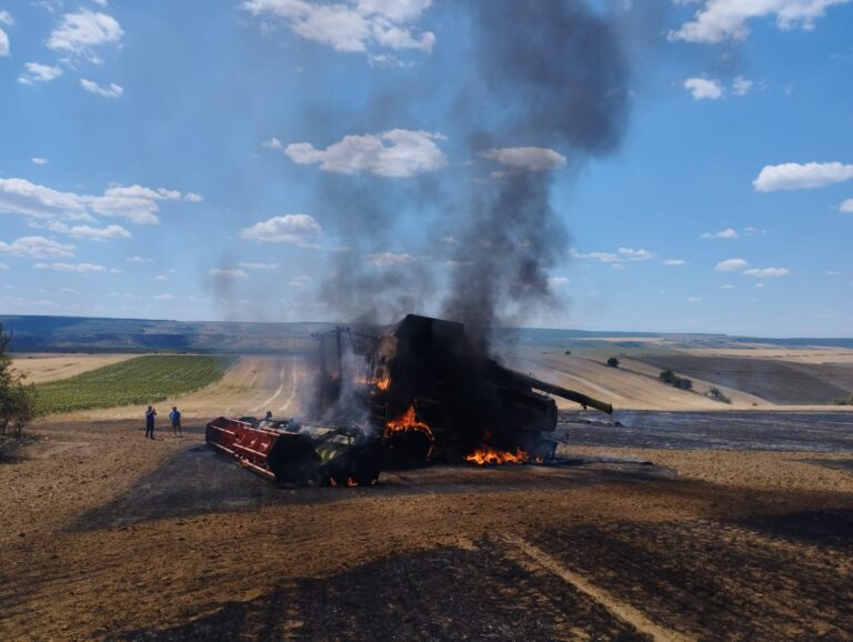 Incendiu pe dealurile Bogdăneștiului! Combină distrusă de flăcări, 75 de hectare de grâu salvate!